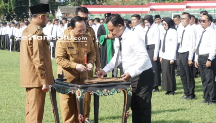 PROFIL: Bupati Sumenep Achmad Fauzi Wongsojudo, menyerahkan SK kepada ribuan PPPK Paruh Waktu di Stadion Gor A. Yani (dok: Istimewa/Redaksi Rekam Satu)