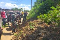 KOMPAK: Masyarakat bersama Forkopimka Guluk-guluk gotong royong membersihkan akses jalan yang terdampak longsor (dok: istimewa/Redaksi Rekam Satu)