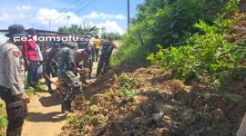 KOMPAK: Masyarakat bersama Forkopimka Guluk-guluk gotong royong membersihkan akses jalan yang terdampak longsor (dok: istimewa/Redaksi Rekam Satu)