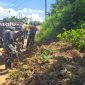 KOMPAK: Masyarakat bersama Forkopimka Guluk-guluk gotong royong membersihkan akses jalan yang terdampak longsor (dok: istimewa/Redaksi Rekam Satu)