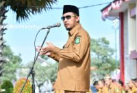 BERWIBAWA: Bupati Sumenep Achmad Fauzi Wongsojudo memberikan arahan dalam apel pagi di halaman kantor Pemkab setempat (dok: istimewa/Redaksi Rekam Satu)