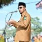 BERWIBAWA: Bupati Sumenep Achmad Fauzi Wongsojudo memberikan arahan dalam apel pagi di halaman kantor Pemkab setempat (dok: istimewa/Redaksi Rekam Satu)