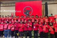 KOMPAK: Anggota DPC PDIP melakukan foto bersama usai Konfercab di Surabaya (dok: istimewa/Redaksi Rekam Satu)
