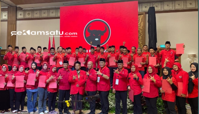 KOMPAK: Anggota DPC PDIP melakukan foto bersama usai Konfercab di Surabaya (dok: istimewa/Redaksi Rekam Satu)