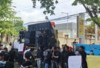 GERAM - Salahsatu orator menyampaikan orasinya di depan Mapolres Sumenep guna menuntut keadilan terhadap korban dugaan pencabulan anak (dok: Redaksi Rekam Satu)