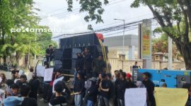GERAM - Salahsatu orator menyampaikan orasinya di depan Mapolres Sumenep guna menuntut keadilan terhadap korban dugaan pencabulan anak (dok: Redaksi Rekam Satu)