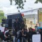 GERAM - Salahsatu orator menyampaikan orasinya di depan Mapolres Sumenep guna menuntut keadilan terhadap korban dugaan pencabulan anak (dok: Redaksi Rekam Satu)