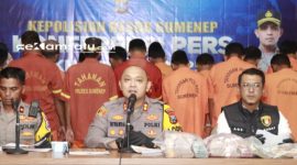 KONFRENSI PERS: Kapolres Sumenep AKBP Rivanda menjelaskan berbagai macam kasus yang berhasil diungkap hingga akhir tahun 2025 (dok/istimewa/Redaksi Rekam Satu)