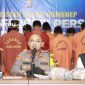 KONFRENSI PERS: Kapolres Sumenep AKBP Rivanda menjelaskan berbagai macam kasus yang berhasil diungkap hingga akhir tahun 2025 (dok/istimewa/Redaksi Rekam Satu)