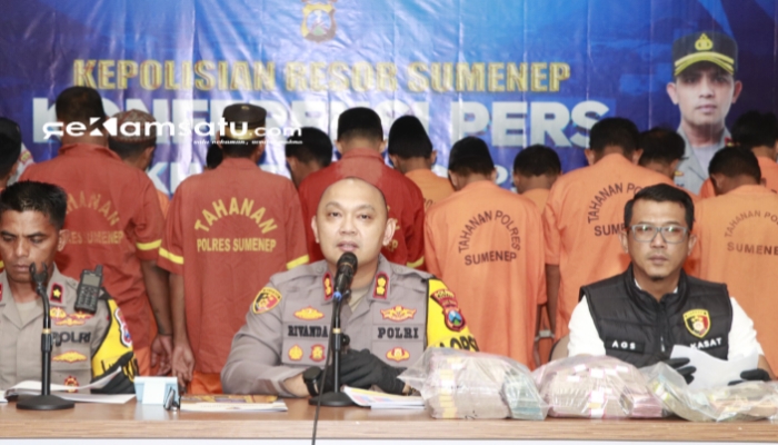 KONFRENSI PERS: Kapolres Sumenep AKBP Rivanda menjelaskan berbagai macam kasus yang berhasil diungkap hingga akhir tahun 2025 (dok/istimewa/Redaksi Rekam Satu)