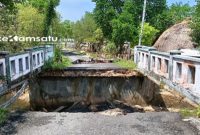 IRONIS: Potret jembatan ambruk di Kecamatan Giligenting tak kunjung dilakukan perbaikan oleh Pemerintah Daerah (dok: istimewa/Redaksi Rekam Satu)