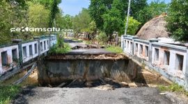 IRONIS: Potret jembatan ambruk di Kecamatan Giligenting tak kunjung dilakukan perbaikan oleh Pemerintah Daerah (dok: istimewa/Redaksi Rekam Satu)