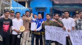 PROFIL: Ketua DPC Partai Demokrat Indra Wahyudi menerima berbagai tuntutan dari massa aksi (dok: istimewa/Redaksi Rekam Satu)