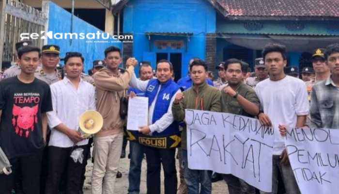 PROFIL: Ketua DPC Partai Demokrat Indra Wahyudi menerima berbagai tuntutan dari massa aksi (dok: istimewa/Redaksi Rekam Satu)