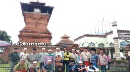 FOTO BERSAMA: Para peziarah asal Kabupaten Sumenep foto bersama usai ziarah ke makam Sunan Kudus, Jawa Tengah (dok: Redaksi Rekam Satu)