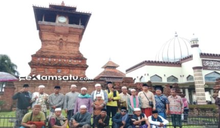 FOTO BERSAMA: Para peziarah asal Kabupaten Sumenep foto bersama usai ziarah ke makam Sunan Kudus, Jawa Tengah (dok: Redaksi Rekam Satu)