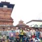 FOTO BERSAMA: Para peziarah asal Kabupaten Sumenep foto bersama usai ziarah ke makam Sunan Kudus, Jawa Tengah (dok: Redaksi Rekam Satu)