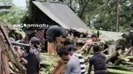 KOMPAK: Warga setempat gotong royong bersihkan rumah yang tertimpa pohon di Kecamatan Sapeken (dok: istimewa/Redaksi Rekam Satu)