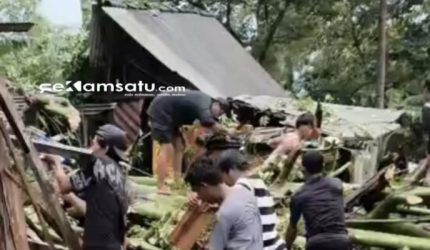 KOMPAK: Warga setempat gotong royong bersihkan rumah yang tertimpa pohon di Kecamatan Sapeken (dok: istimewa/Redaksi Rekam Satu)