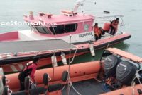 DRAMATIS: Proses evakuasi lima awak tongkang yang nyaris tenggelam di Pulau Giliyang (dok: istimewa/Redaksi Rekam Satu)