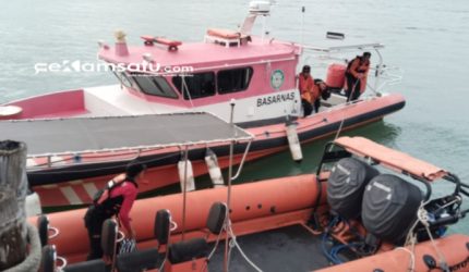 DRAMATIS: Proses evakuasi lima awak tongkang yang nyaris tenggelam di Pulau Giliyang (dok: istimewa/Redaksi Rekam Satu)