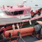DRAMATIS: Proses evakuasi lima awak tongkang yang nyaris tenggelam di Pulau Giliyang (dok: istimewa/Redaksi Rekam Satu)
