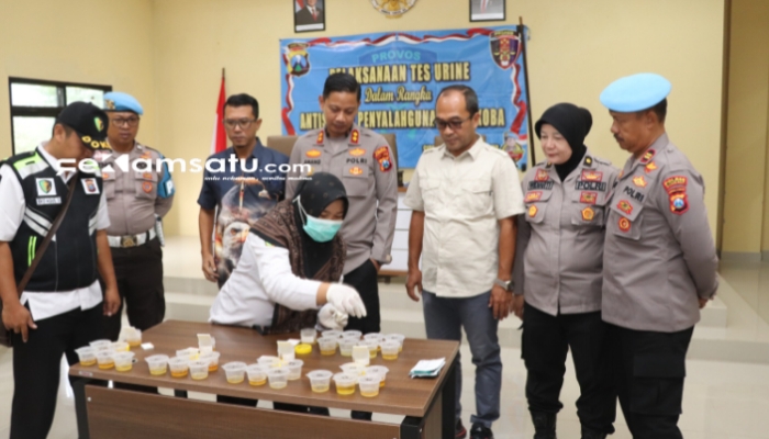 PROFIL: Kapolres Sumenep AKBP Anang Hardiyanto melaksanakan tes urine bagi personil Satreskrim Polres Sumenep (dok: istimewa/Redaksi Rekam Satu)