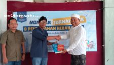 PROFIL: TA Bupati Sumenep Ibu Hajar menyerahkan 70 eksemplar buku secara simbolis kepada yayasan Ar-Roqy, Kecamatan Ganding (dok: istimewa/Redaksi Rekam Satu)