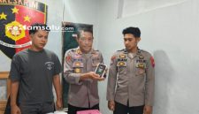 PROFIL : Petugas kepolisian memperlihatkan barang bukti milik korban kasus curas di Kangean (dok: istimewa/Redaksi Rekam Satu)