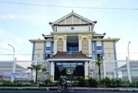 PROFIL: Salahsatu pengendara sepeda motor melintas di depan kantor DPRD Sumenep (dok: istimewa/Redaksi Rekam Satu)