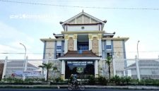 PROFIL: Salahsatu pengendara sepeda motor melintas di depan kantor DPRD Sumenep (dok: istimewa/Redaksi Rekam Satu)