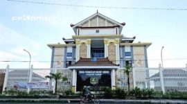 PROFIL: Salahsatu pengendara sepeda motor melintas di depan kantor DPRD Sumenep (dok: istimewa/Redaksi Rekam Satu)