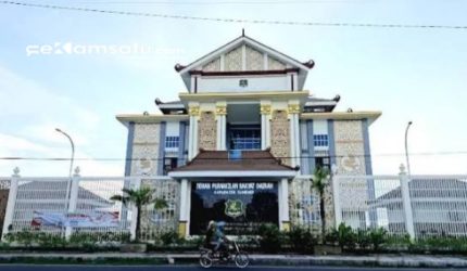 PROFIL: Salahsatu pengendara sepeda motor melintas di depan kantor DPRD Sumenep (dok: istimewa/Redaksi Rekam Satu)
