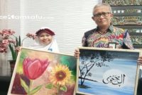 PROFIL: Direktur Utama Bank BPRS Bhakti Sumekar Sumenep membeli karya lukis milik siswi SDIT Al-Hidayah (dok: istimewa/Redaksi Rekam Satu)