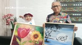 PROFIL: Direktur Utama Bank BPRS Bhakti Sumekar Sumenep membeli karya lukis milik siswi SDIT Al-Hidayah (dok: istimewa/Redaksi Rekam Satu)