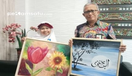 PROFIL: Direktur Utama Bank BPRS Bhakti Sumekar Sumenep membeli karya lukis milik siswi SDIT Al-Hidayah (dok: istimewa/Redaksi Rekam Satu)
