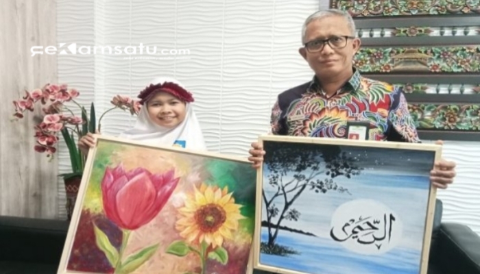 PROFIL: Direktur Utama Bank BPRS Bhakti Sumekar Sumenep membeli karya lukis milik siswi SDIT Al-Hidayah (dok: istimewa/Redaksi Rekam Satu)