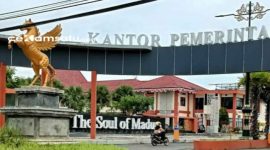 PROFIL: Salahsatu pengendara sepeda motor melintas di depan kantor Pemkab Sumenep (dok: istimewa/Redaksi Rekam Satu)