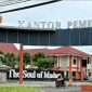 PROFIL: Salahsatu pengendara sepeda motor melintas di depan kantor Pemkab Sumenep (dok: istimewa/Redaksi Rekam Satu)