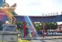 PROFIL: Salah seorang pengendara sepeda motor melintas di depan Gedung kantor Pemkab Sumenep (dok: istimewa/Redaksi Rekam Satu)