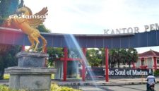 PROFIL: Salah seorang pengendara sepeda motor melintas di depan Gedung kantor Pemkab Sumenep (dok: istimewa/Redaksi Rekam Satu)