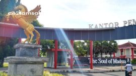 PROFIL: Salah seorang pengendara sepeda motor melintas di depan Gedung kantor Pemkab Sumenep (dok: istimewa/Redaksi Rekam Satu)