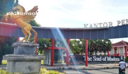 PROFIL: Salah seorang pengendara sepeda motor melintas di depan Gedung kantor Pemkab Sumenep (dok: istimewa/Redaksi Rekam Satu)