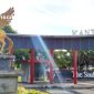 PROFIL: Salah seorang pengendara sepeda motor melintas di depan Gedung kantor Pemkab Sumenep (dok: istimewa/Redaksi Rekam Satu)