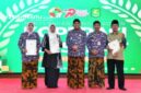 PROFIL: Direktur RSUDMA Sumenep dr. Erliyati (kiri) menerima penghargaan Koperasi Sehat Terbaik II se-Kabupaten Sumenep (dok: istimewa/Redaksi Rekam Satu)