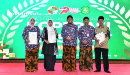 PROFIL: Direktur RSUDMA Sumenep dr. Erliyati (kiri) menerima penghargaan Koperasi Sehat Terbaik II se-Kabupaten Sumenep (dok: istimewa/Redaksi Rekam Satu)