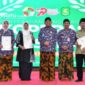 PROFIL: Direktur RSUDMA Sumenep dr. Erliyati (kiri) menerima penghargaan Koperasi Sehat Terbaik II se-Kabupaten Sumenep (dok: istimewa/Redaksi Rekam Satu)