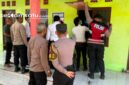 PROFIL: Petugas kepolisian melakukan penyelidikan lebih lanjut terhadap korban yang meninggal dunia di dalam kamar kos di Kecamatan Batuan (dok: Istimewa/Redaksi Rekam Satu)