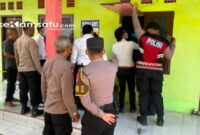PROFIL: Petugas kepolisian melakukan penyelidikan lebih lanjut terhadap korban yang meninggal dunia di dalam kamar kos di Kecamatan Batuan (dok: Istimewa/Redaksi Rekam Satu)