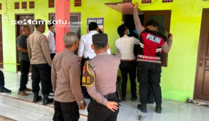 PROFIL: Petugas kepolisian melakukan penyelidikan lebih lanjut terhadap korban yang meninggal dunia di dalam kamar kos di Kecamatan Batuan (dok: Istimewa/Redaksi Rekam Satu)